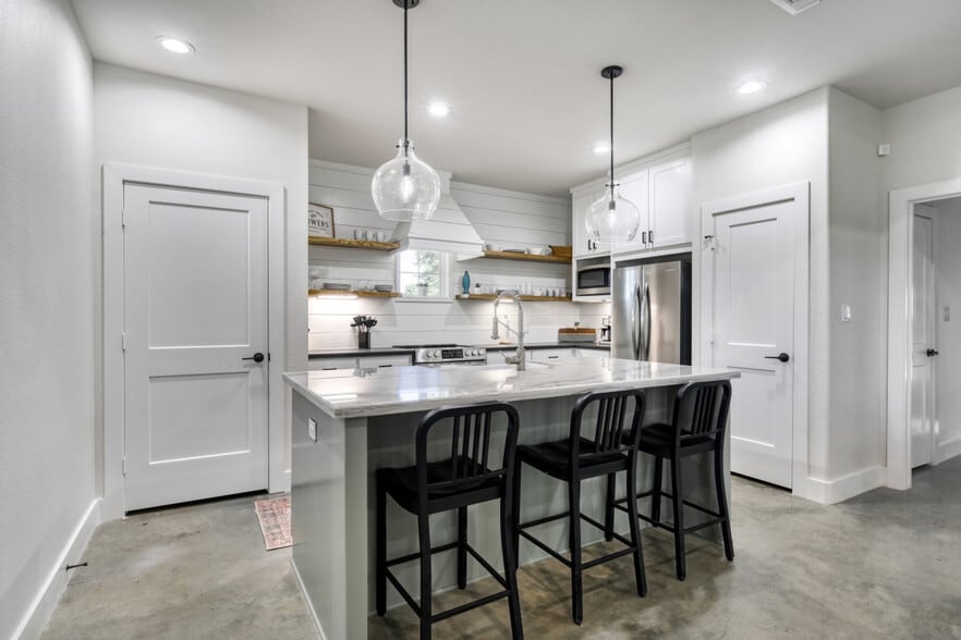 Building Photo - 8300 Lone Star Rd