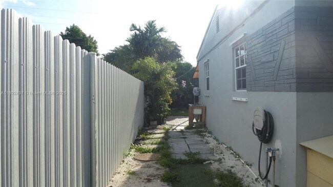 Building Photo - 3240 SW 66th Terrace