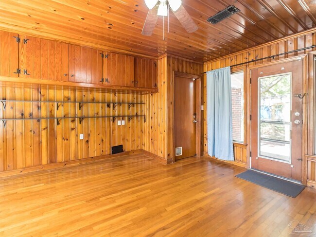 Building Photo - 1102 E Texar Dr