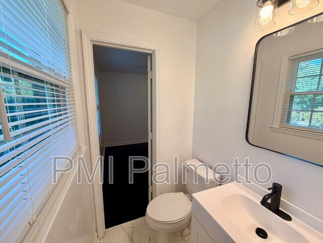 Building Photo - 128 Crestmore Dr