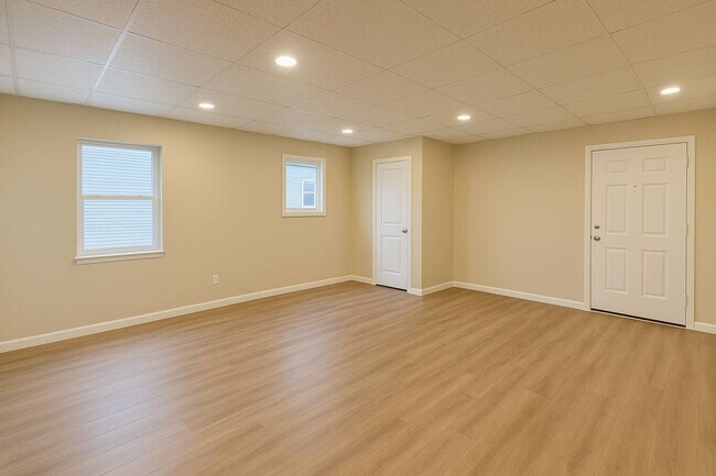 Building Photo - Updated 1-brm home with huge living room, brand new flooring, washer/dryer, new kitchen and bathr...