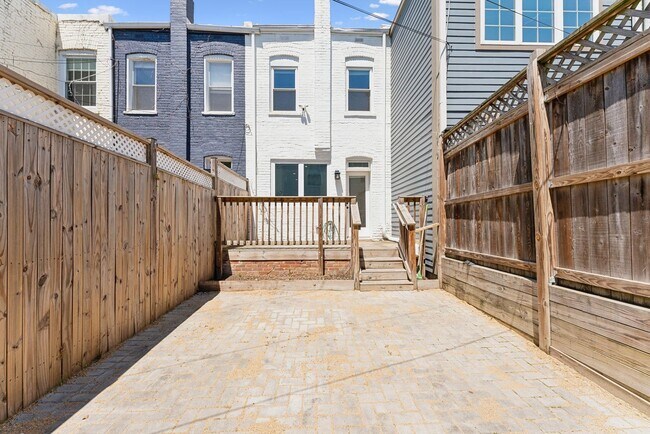 Building Photo - Capital Hill Rowhome