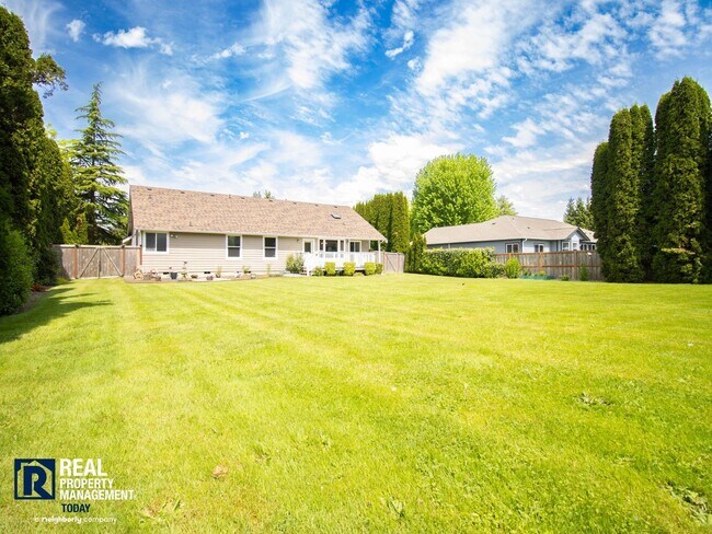 Building Photo - Beautiful 4BR Home Near Orting with Large Yard, Oversized Garage & A/C
