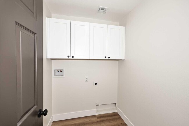 Building Photo - 10537 W La Jolla Dr