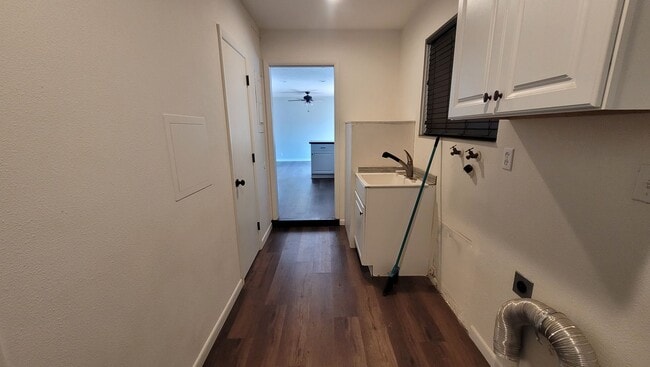Building Photo - Family Home in Desirable Neighborhood!