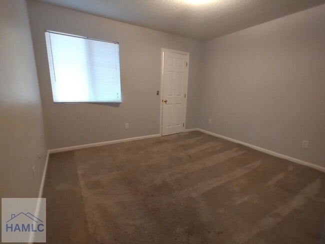 Building Photo - 910 Brett Dr