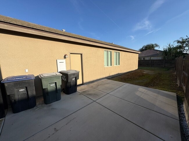 Building Photo - NW Visalia Home Near Shopping Center Available Now!