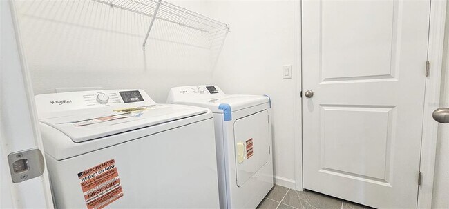 Building Photo - 429 Silver Palm Dr