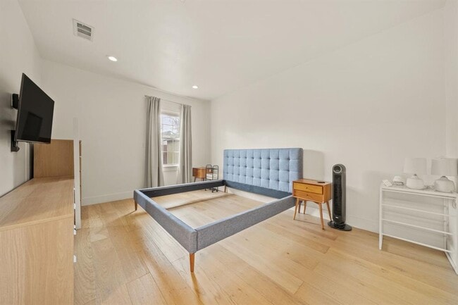 Building Photo - 912 Mansell Ave