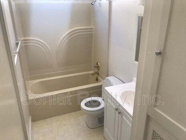 Building Photo - 112 N Bernadotte St