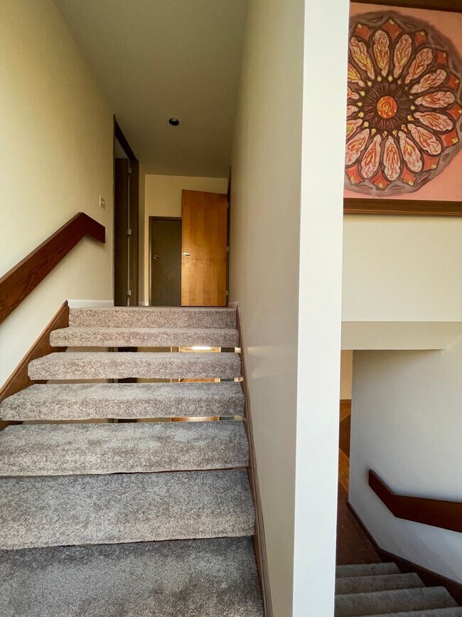Building Photo - Glenview Hills HUGE 3 Bedroom 2.5 Bath Hom...