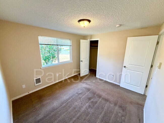 Building Photo - 3 Bedroom Single Family Rambler