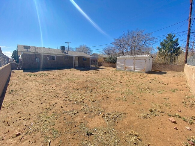 Building Photo - Northeast El Paso 3 bed with Refrig A/C