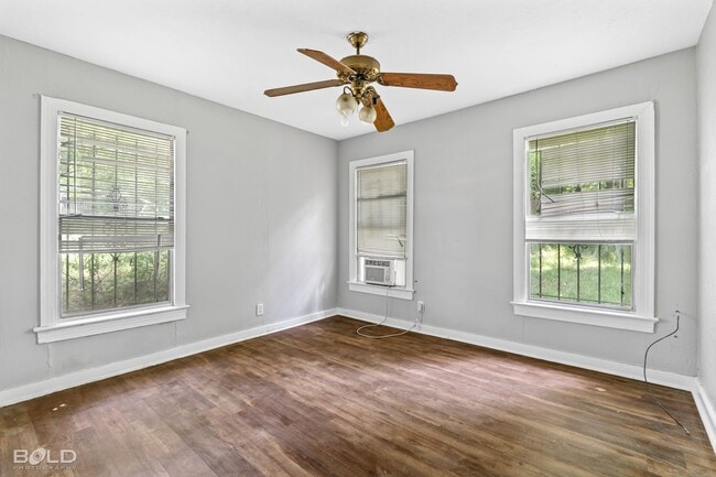 Building Photo - 4 BEDROOM 2 BATH