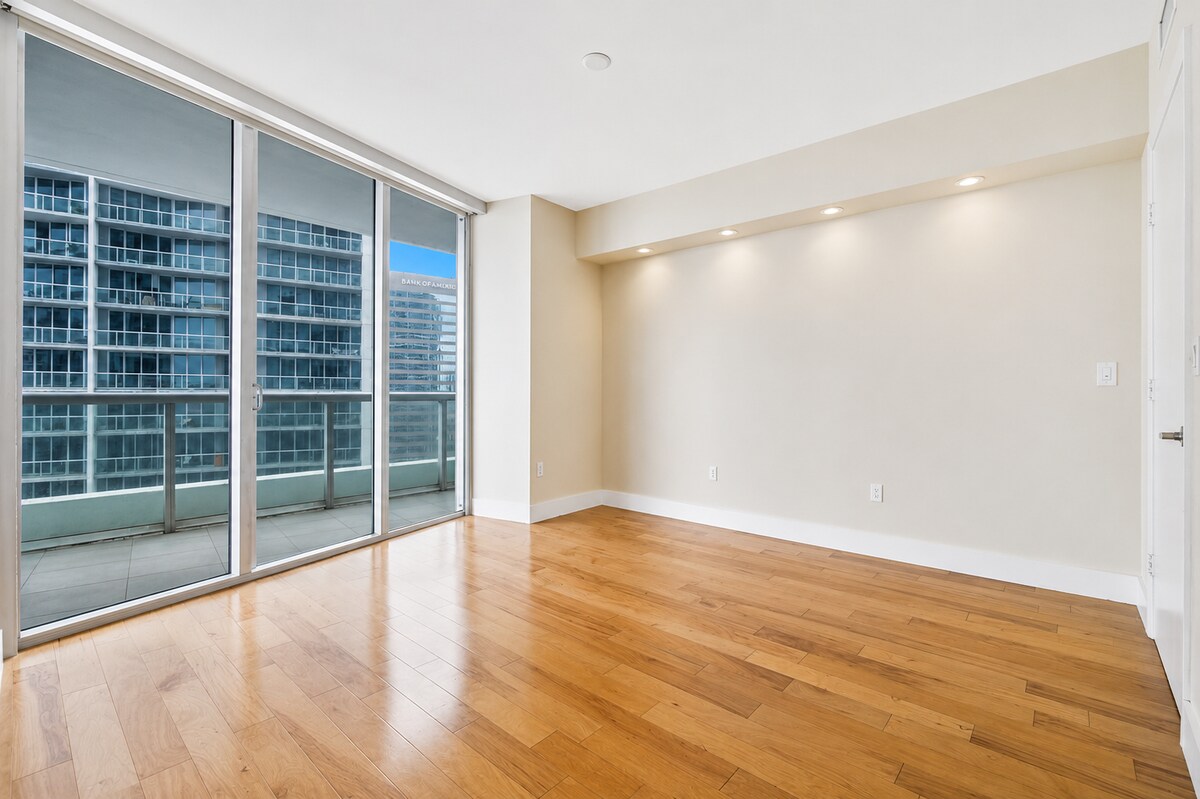 Building Photo - 475 Brickell Ave