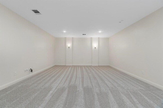 Building Photo - 9814 Carver Dr