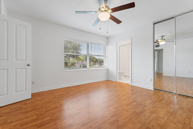 Building Photo - 2406 SW Danbury Ln