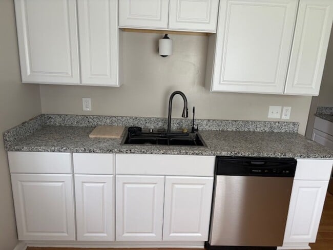 Building Photo - Amazing 4 Bedroom 1 Bathroom available in ...