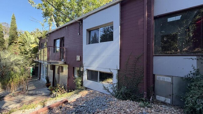 Building Photo - 637 S Crescent Ct