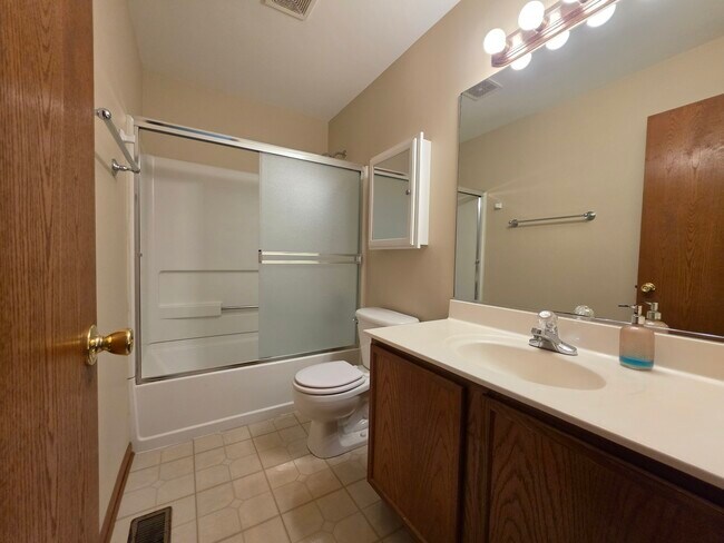 Building Photo - 3959 Blackstone Dr