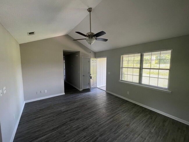 Building Photo - SPRING MOVE-IN SPECIAL: $500 OFF 1ST MONTH...