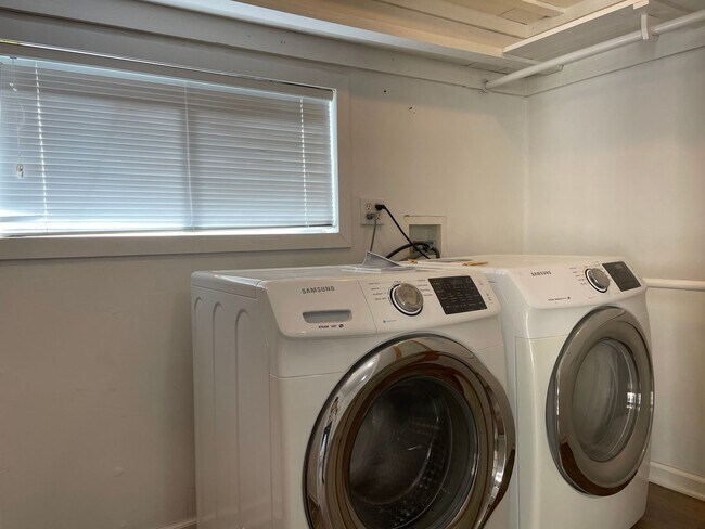 Building Photo - Private Single Family Home in Central Quie...