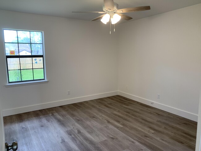 Building Photo - 1425 Mixon Dr
