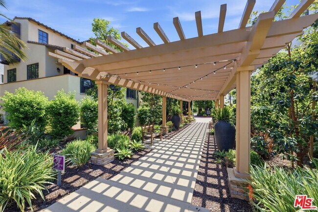 Building Photo - 13079 Bluff Creek Dr