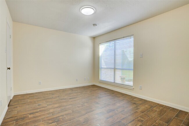 Building Photo - 15 Bendwood Dr