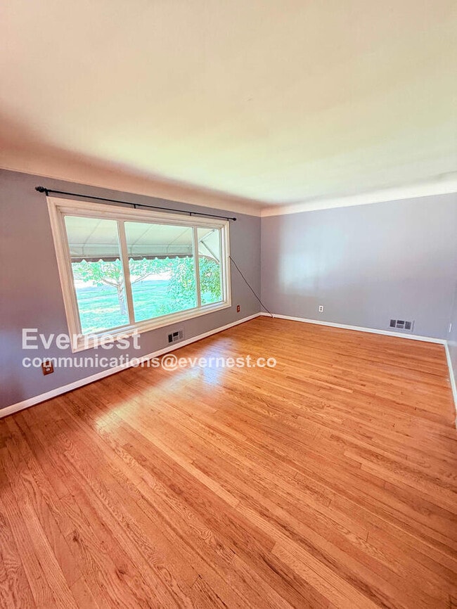 Building Photo - W/D Included! Single-Family Home w/ Centra...