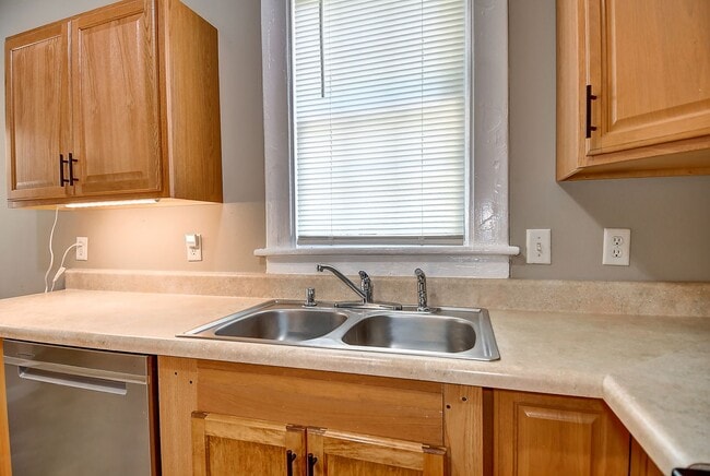 Building Photo - FOR RENT  - NORFOLK / ODU AREA