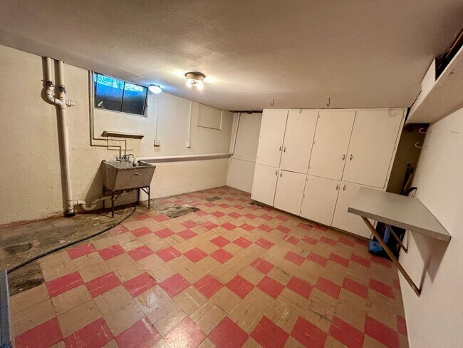 Building Photo - 4 Bedroom Ranch House - Prime Location Min...