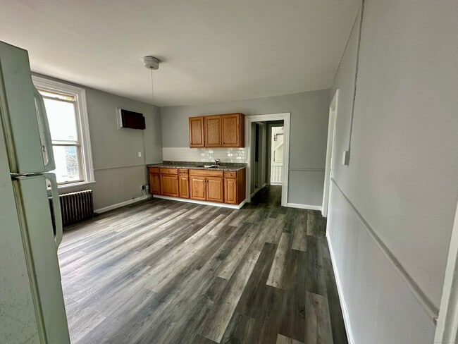Primary Photo - 112 Charles St