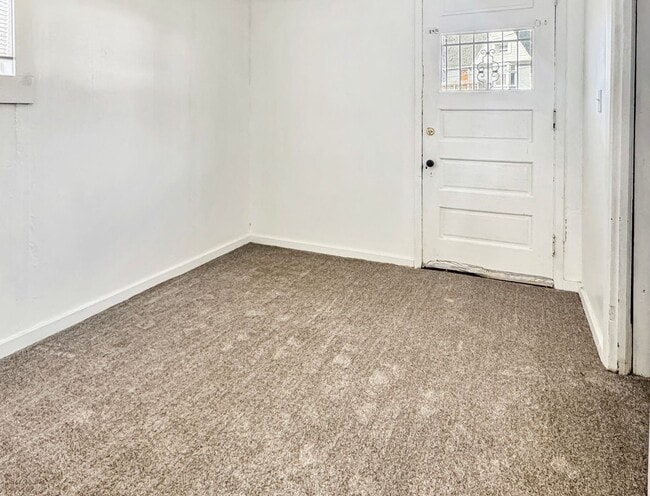 Building Photo - 750 Lake Dr SE