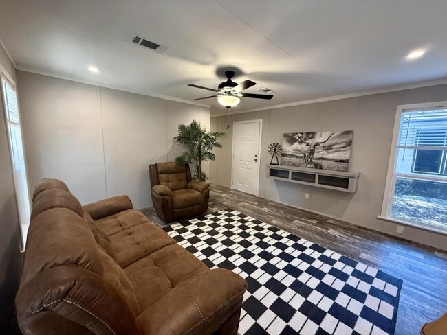 Building Photo - 1808 Sheila Dr