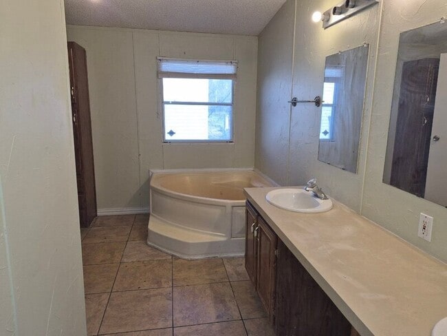 Building Photo - 209 S Ave B