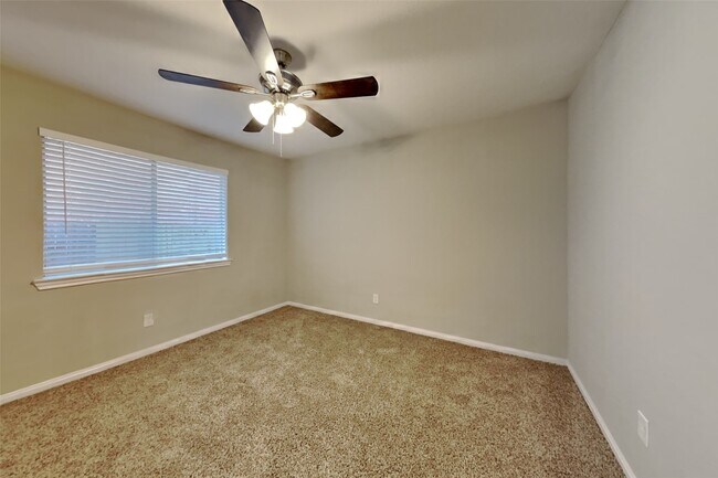 Building Photo - 1015 S Wellsford Dr