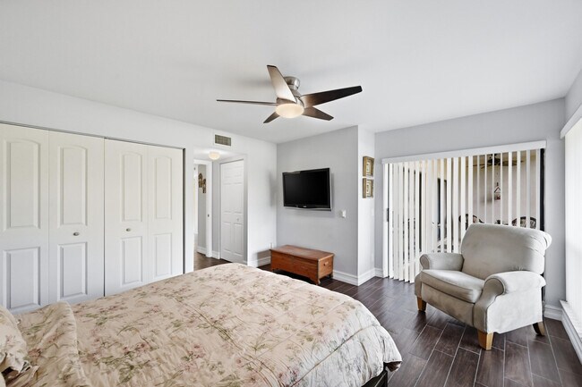 Building Photo - 5550 Coach House Cir