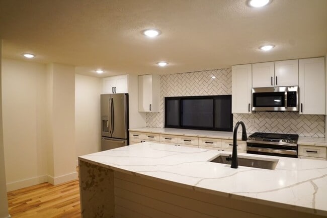 Primary Photo - Luxury 2 bed 2 bath, amazing Southside loc...