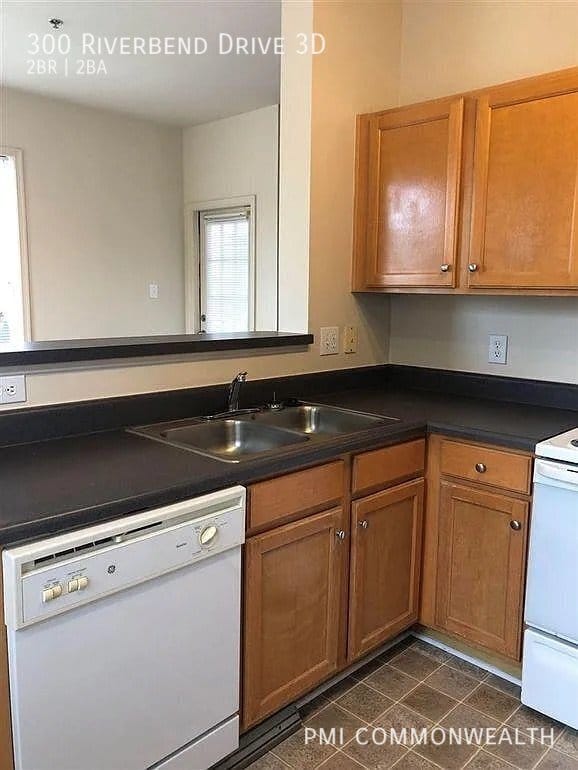 Building Photo - 300 Riverbend Dr