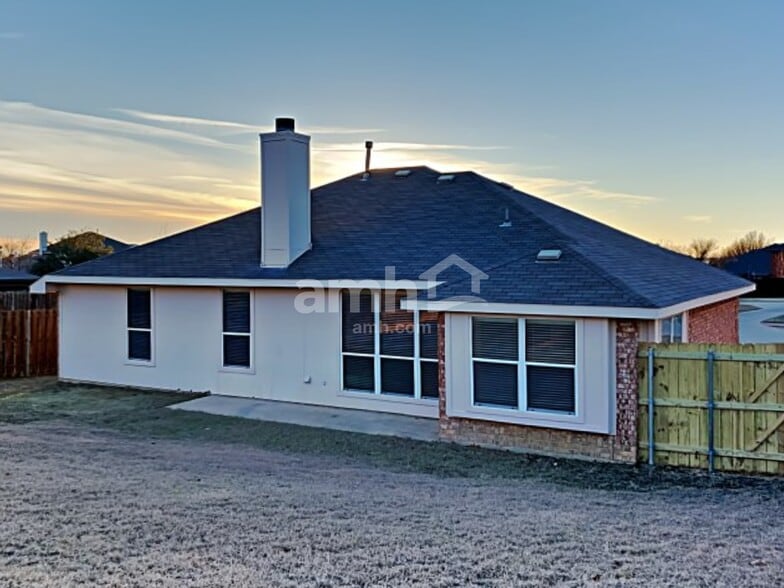 Building Photo - 2710 Beacon Hill Dr