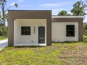 Building Photo - 934 Binkley St E