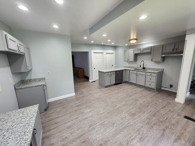 Building Photo - 535 S Fountain Ave