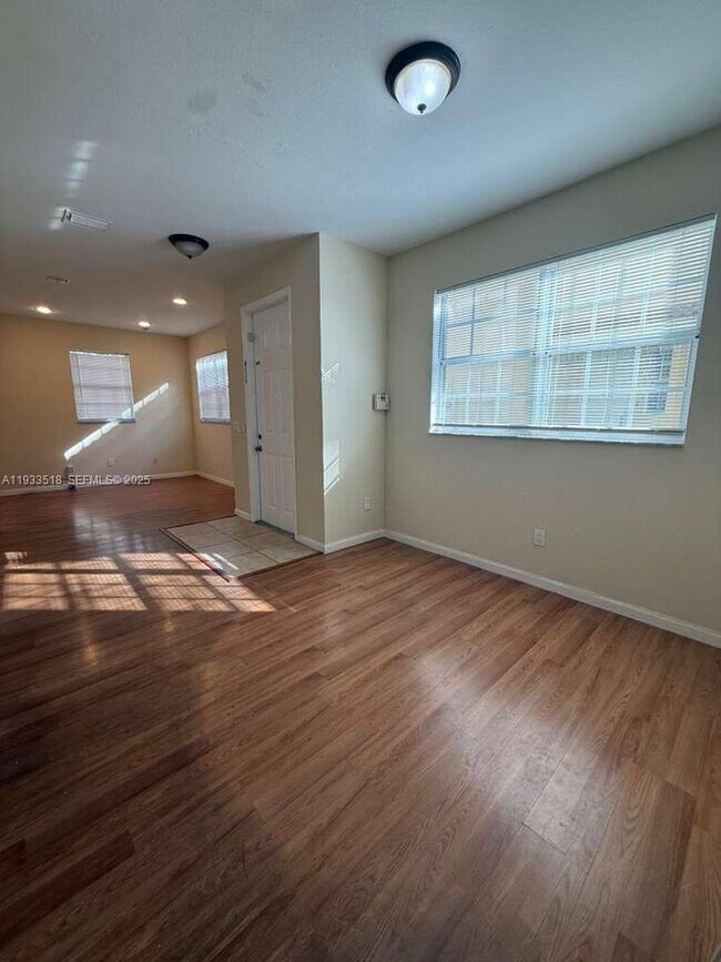 Building Photo - 448 NE 21st Ave