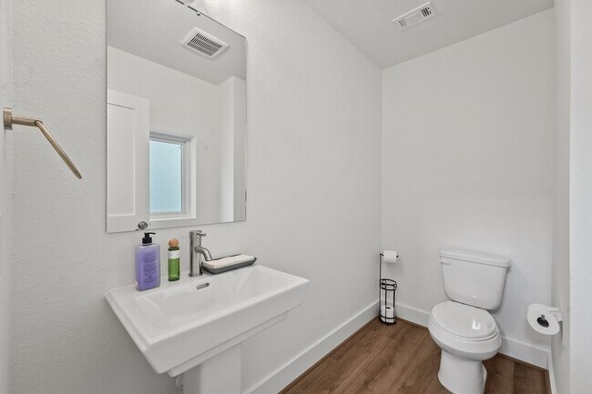 Building Photo - 1517 D Vermont St