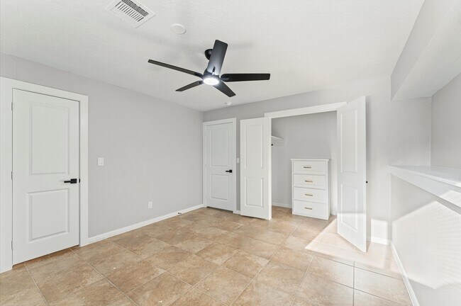 Building Photo - 8231 Garden Parks Dr
