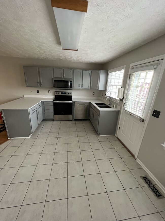 Building Photo - 644 Beaverview Dr