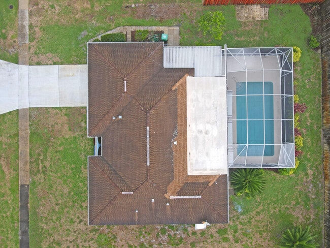 Building Photo - 865 SE Tierra Ct
