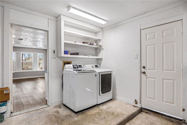 Building Photo - Welcome to this fully remodeled 4/2/2 brick home near Lake Conroe! With new AC/heat, roof, water ...