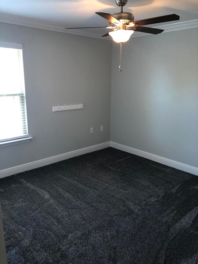 Building Photo - 561 Brian Cir